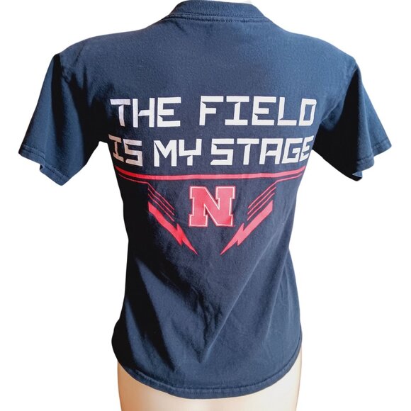 XS Nebraska Huskers T-Shirt Football Helmet Graphic The Field Is My Stage Gildan - Picture 1 of 5